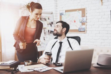 Özel dedektiflik bürosu. Erkek ve kadın söz, kahve içme.