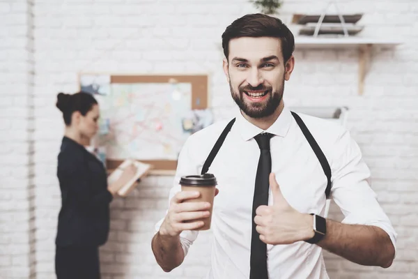 Privat detektivbyrå. Mannen poserar med kaffe, kvinna tittar på ledtrådar karta. — Stockfoto