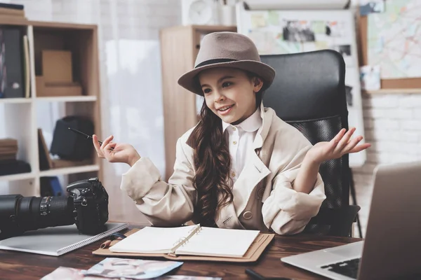 Prive-detective bureau. Meisje zit op haar handen uitspreiden Bureau. — Stockfoto