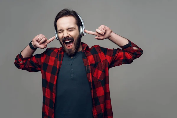 Portret Van Guy Luisteren Naar Muziek Met Een Koptelefoon Knappe — Stockfoto