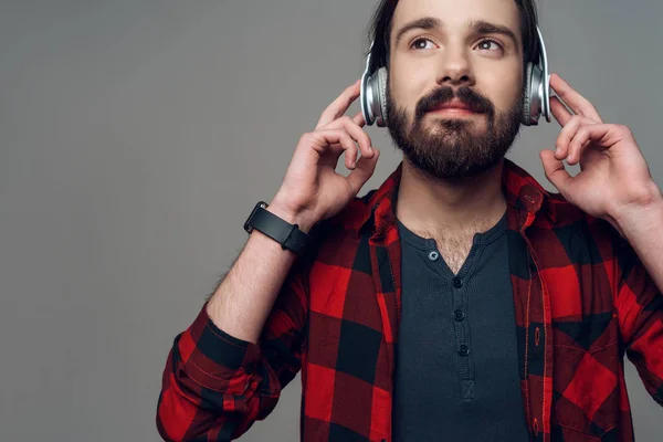Vrolijke Man Luisteren Naar Muziek Met Een Koptelefoon Coole Knappe — Stockfoto