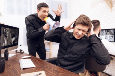 Başka bir bekçi, Erkek gardiyan bağırır.