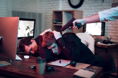 Eli silahlı bekçi, hedefleniyor.