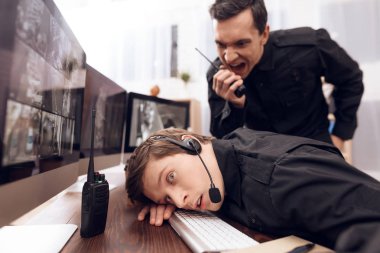 Bir adam koruma işyerinde uyuyor.