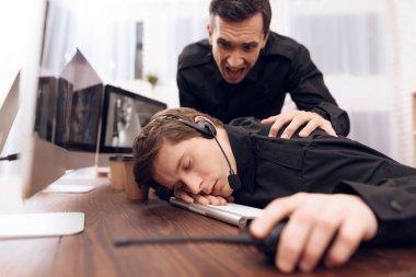 Bir adam koruma işyerinde uyuyor.