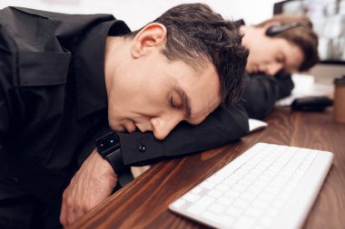 Bir adam koruma işyerinde uyuyor.