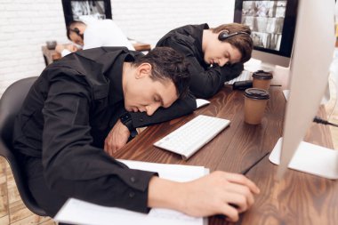 Bir adam koruma işyerinde uyuyor.