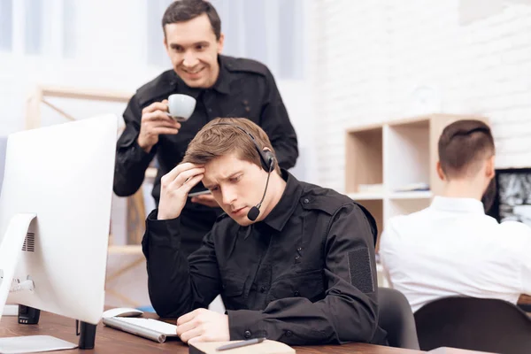 Drei Männer arbeiten im Sicherheitsraum. — Stockfoto