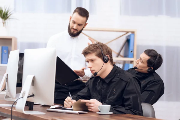 Tre uomini lavorano nella stanza di sicurezza. . — Foto Stock