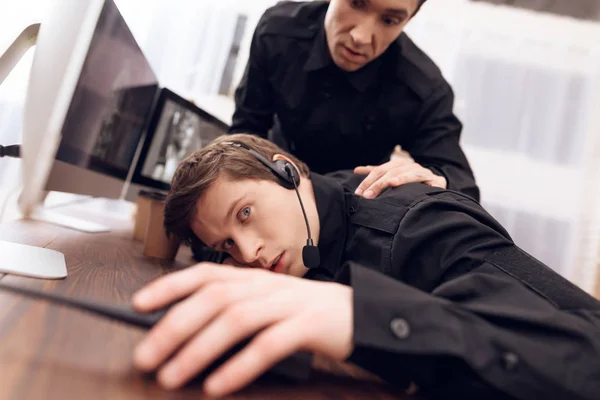 Muž stráž spí na pracovišti. — Stock fotografie