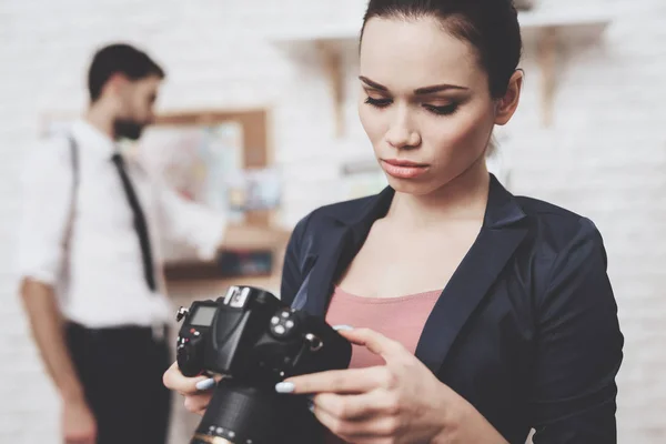 Agência privada de detectives. Mulher está posando com câmera, homem está olhando para pistas mapa . — Fotografia de Stock