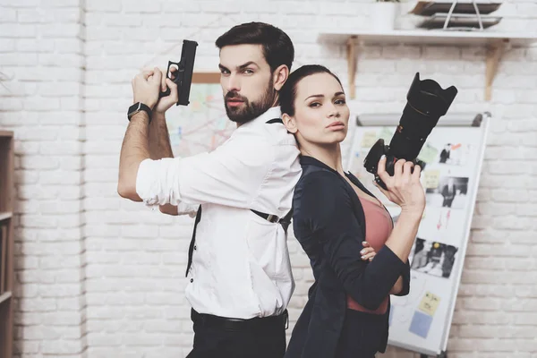 私立探偵社。女性がカメラにポーズをとって、男は銃を持つポーズ. — ストック写真