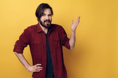 Sakallı genç adam var şüpheli şaşırmış gibisin