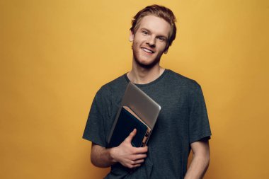 Laptop neşeli genç adam portresi