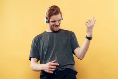 Müzik portre ifade gülümseyen adam