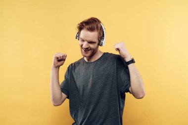 Müzik ve dans için dinleme ifade genç adam
