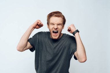 Portre Euphoric duygusal adam başarısını kutlamak