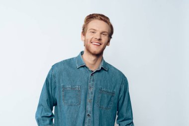 Genç gülümseyen adam kameraya bakarak sakallı