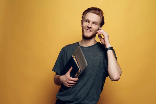 Portret vrolijke jonge zakenman met Laptop — Stockfoto