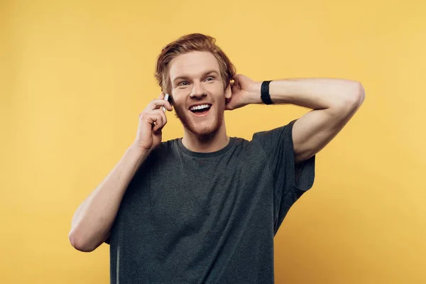 Feliz Sorrindo Joyful Guy Falando no Smartphone — Fotografia de Stock