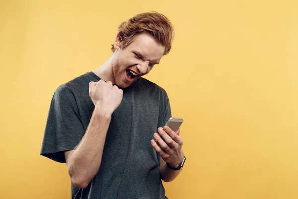 Extatisch Guy viert succes met behulp van Smartphone — Stockfoto