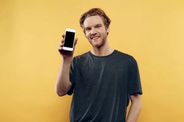 Portret van lachende man houden smartphone — Stockfoto