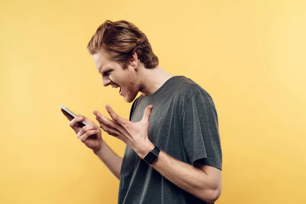 Portret van teleurgesteld Man praten over telefoon — Stockfoto