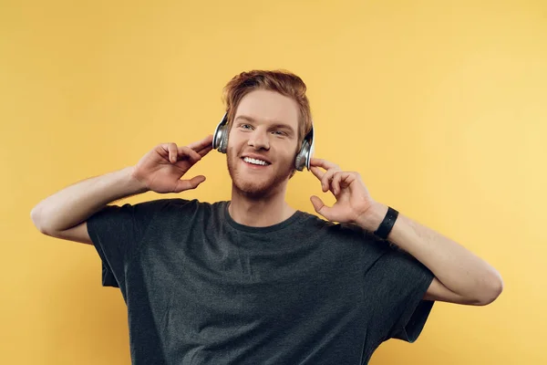 Retrato de Happy Smiling Guy Ouvindo Música — Fotografia de Stock