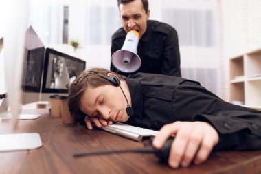 Bir adam koruma işyerinde uyuyor.