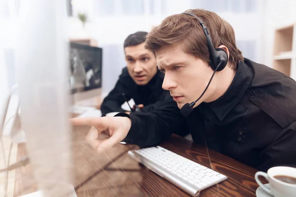 Dos hombres trabajan como guardias . — Foto de Stock