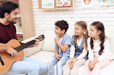 Çocuk müzik bir ders var.