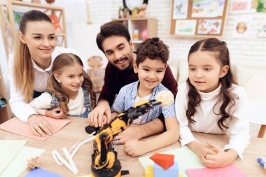 Çocuklar robot arıyoruz.