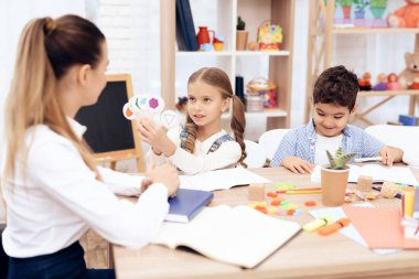 Çocuklar okulda sınıfta renkler öğrenmek.