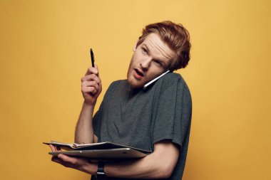 Evet neşeli genç işadamı