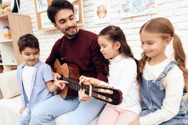 Les enfants ont une leçon de musique . — Photo