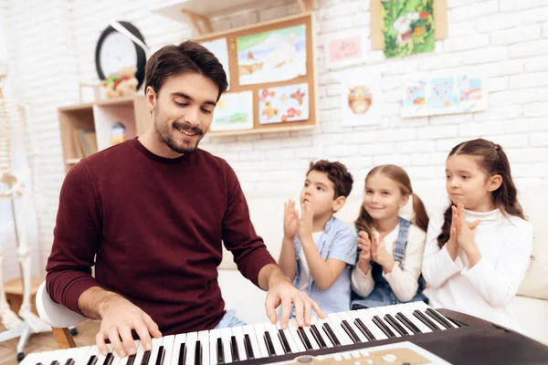 Les enfants ont une leçon de musique . — Photo