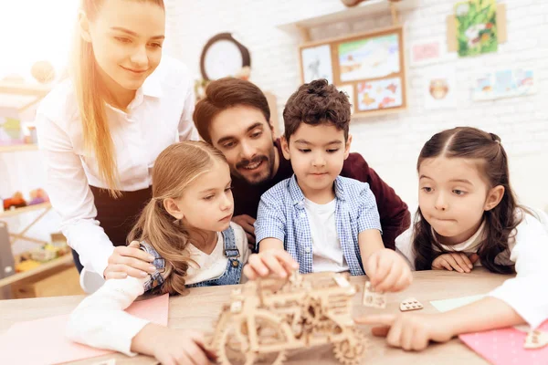 Kinder sammeln 3D-Puzzle - ein Traktor. — Stockfoto