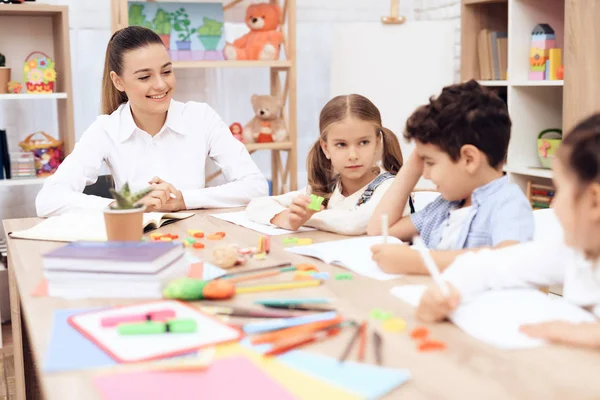 I bambini studiano lettere in classe a scuola . — Foto Stock