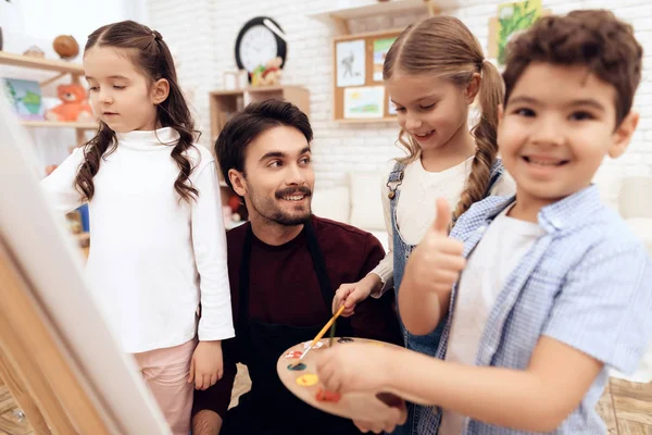 Les enfants ont une leçon de dessin . — Photo