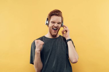Müzik portre ifade gülümseyen adam
