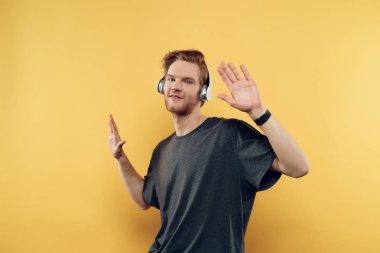 Mutlu gülümseyen adam müzik ve dans