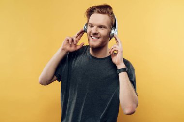 Müzik mutlu gülümseyen adam portresi