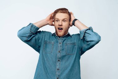 Şaşırmış genç adam Holding portresi baş eller