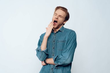 Esneme yorgun uykulu genç adam portresi