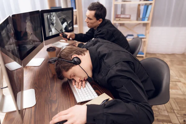 Un guardia está durmiendo en el lugar de trabajo. . — Foto de Stock