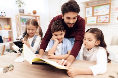Çocukların birlikte birlikte kitap okuyor.