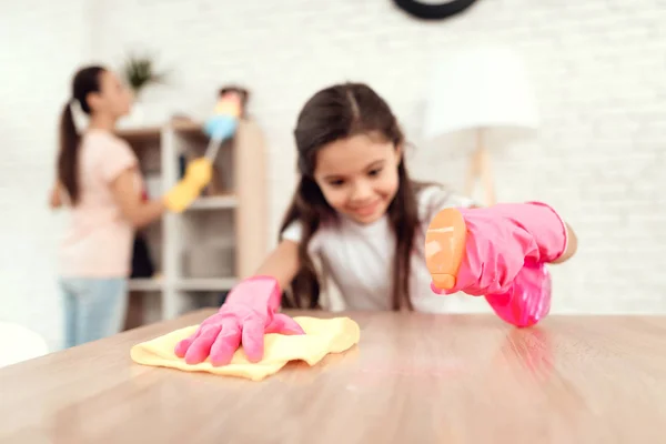 Máma a dcera jsou čištění doma. Otřete, poličky a stůl. — Stock fotografie