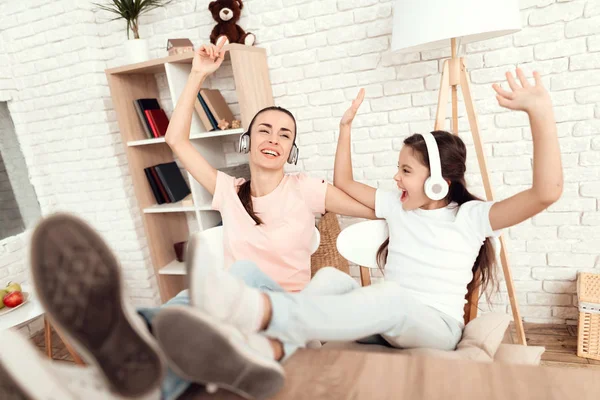 Uma mulher e uma menina estão descansando em casa . — Fotografia de Stock