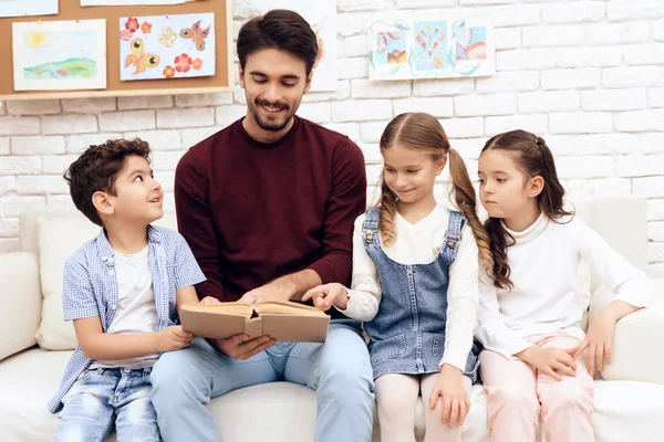 Die Kinder lesen gemeinsam das Buch. — Stockfoto