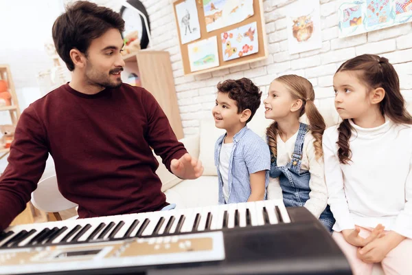 Les enfants ont une leçon de musique . — Photo